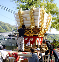 布団太鼓の飾り付け